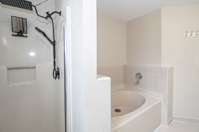 Building Photo - 1122 Rosebrook Dr