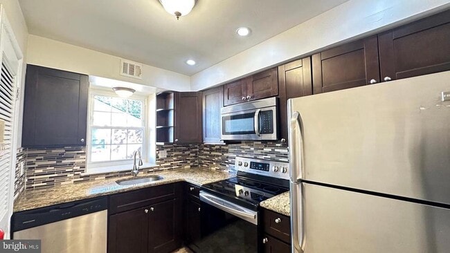 Building Photo - 816 South Ave