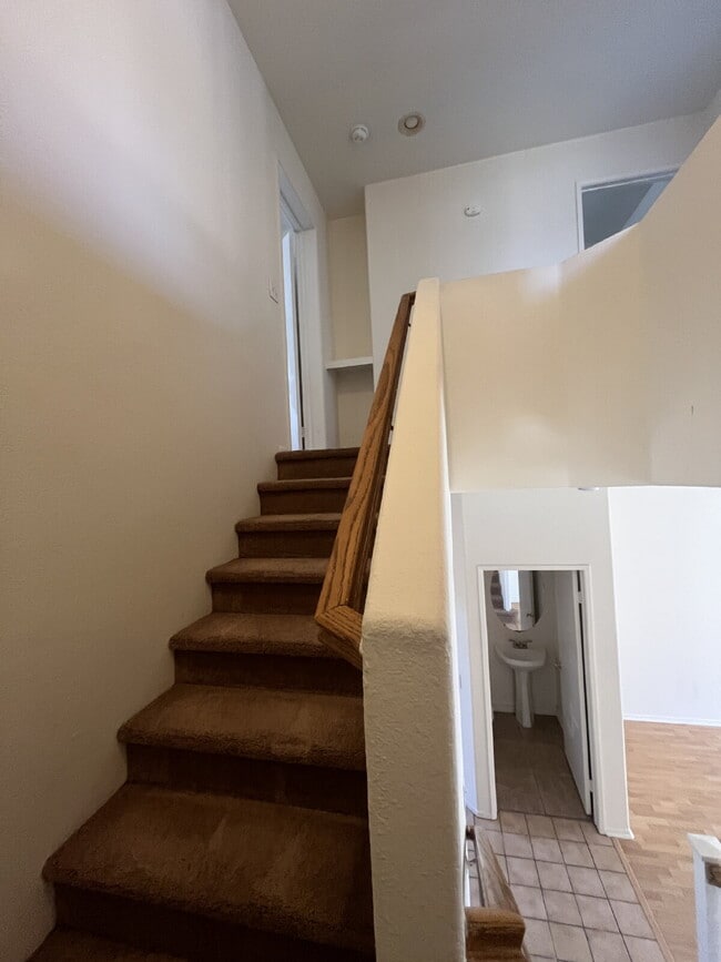 Building Photo - "Charming 3-Bed, 2.5-Bath Home in Oxnard –...