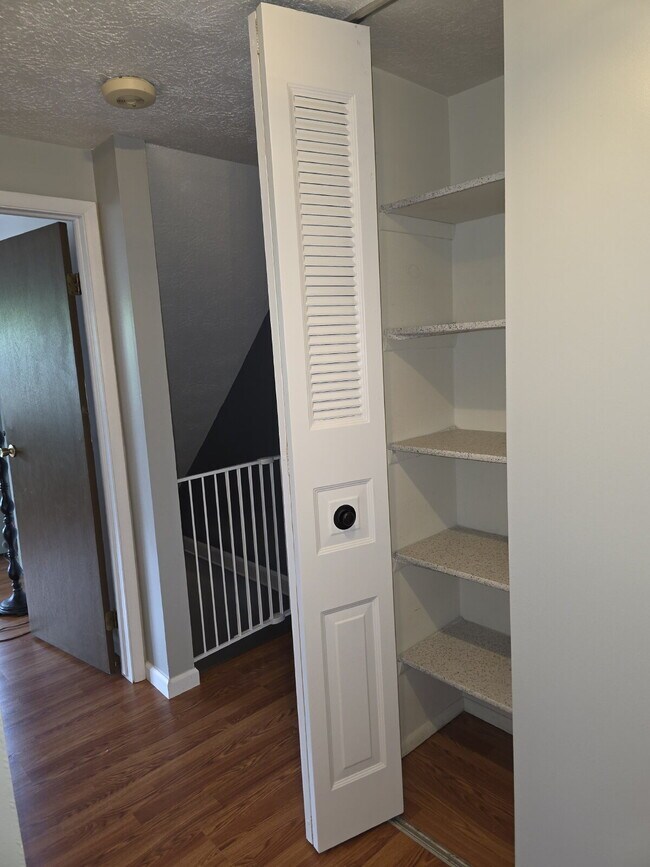 Building Photo - Beautiful Three Bedroom Townhome in Hunting Ridge Community