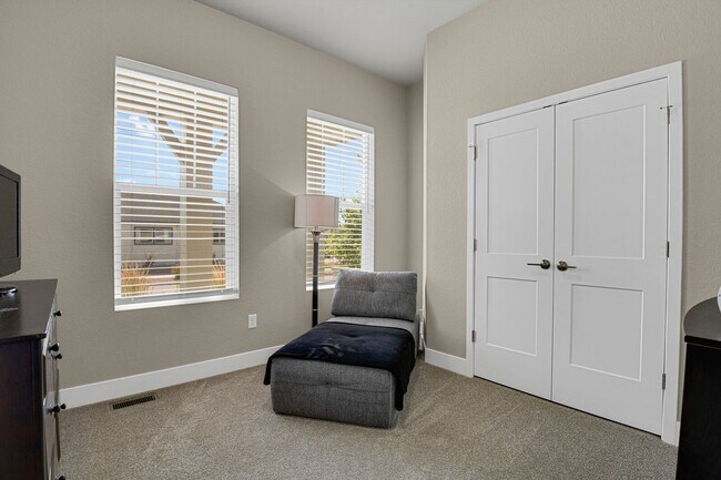 Building Photo - Single Family w/ Elegance