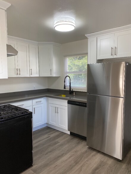 Building Photo - 12221 Beverly Park Rd