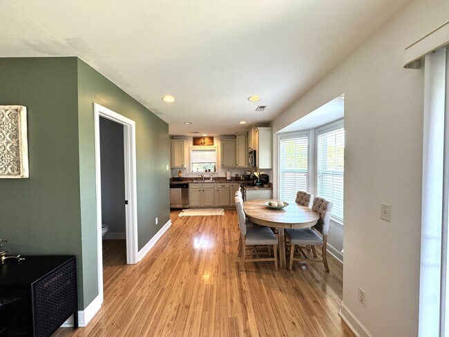 Building Photo - Minutes to the Beach! Conveniently located between Jacksonville & Wilmington