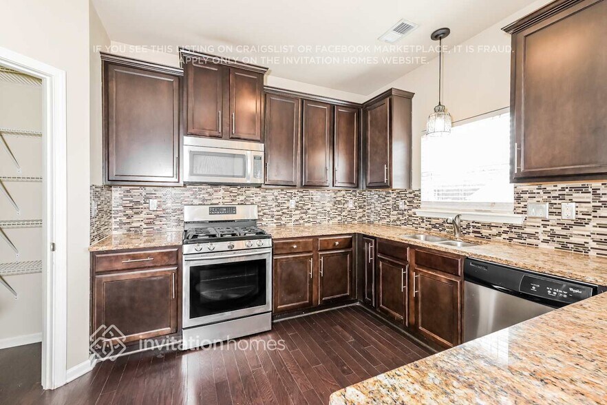 Building Photo - 1700 Summit Village Ln