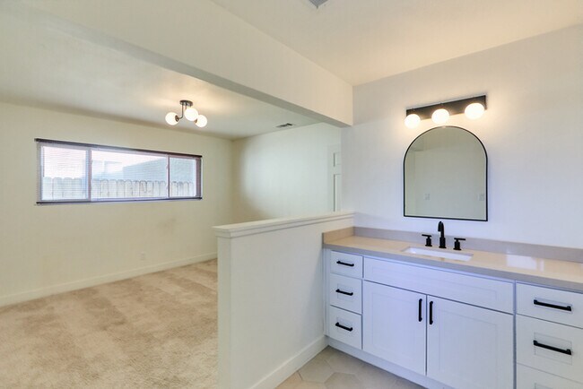 Building Photo - Modern 3 Bedroom Pool Home in Hemet