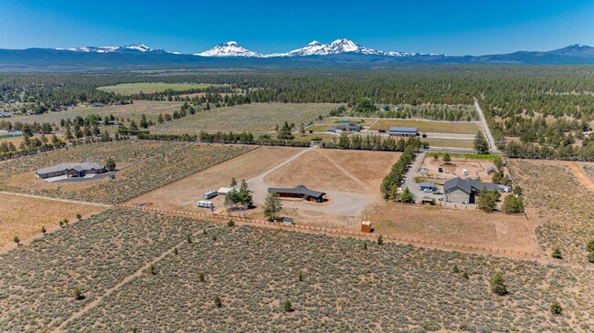 Building Photo - Luxury Home for Rent – Expansive Acreage, ...