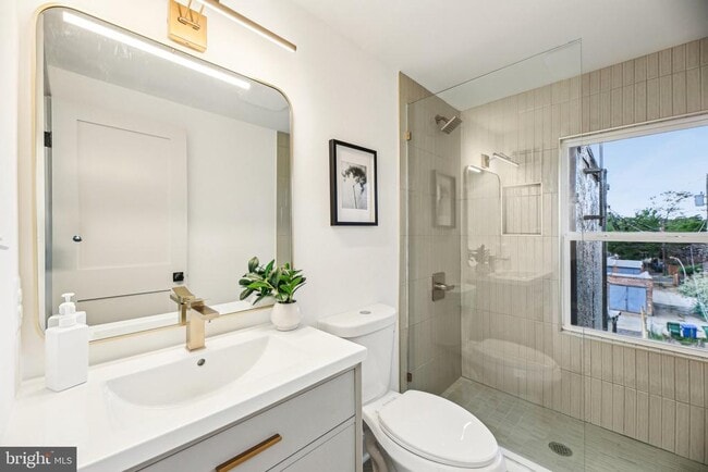 Building Photo - 3348 Chestnut Ave