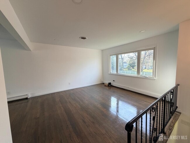 Building Photo - 2460 Woodbridge Ave