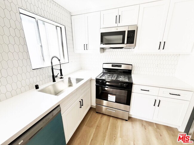 Building Photo - 5440 Carlton Way