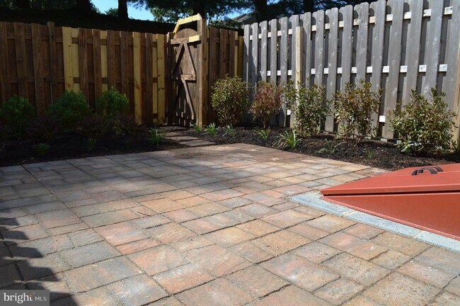 Building Photo - 422 Briar Creek Dr