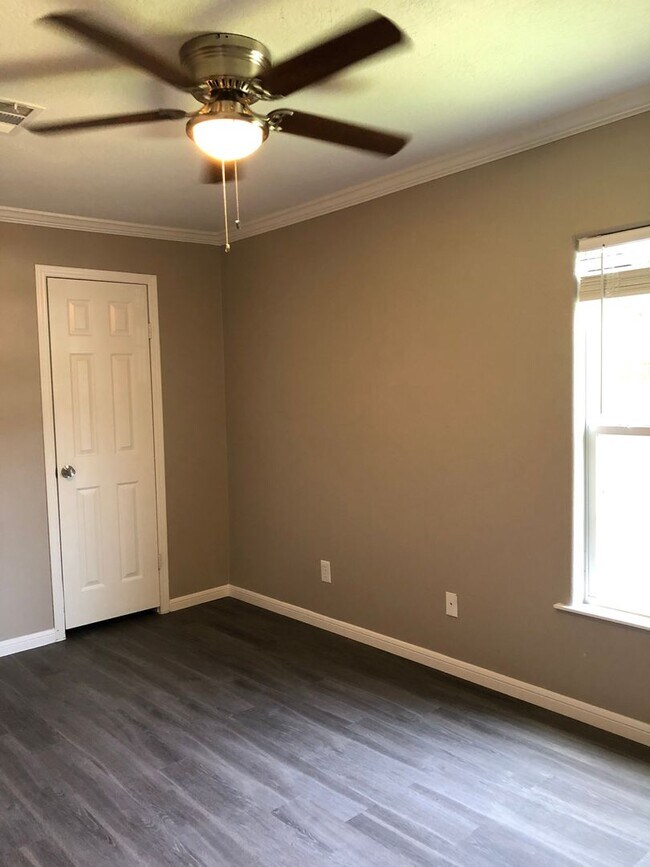 Building Photo - 109 Varsity Dr