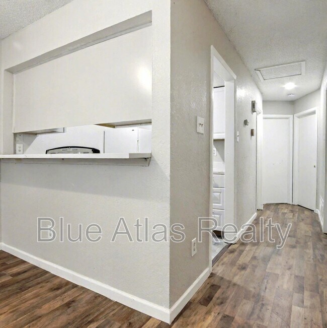 Building Photo - 5519 Wellesley Ave