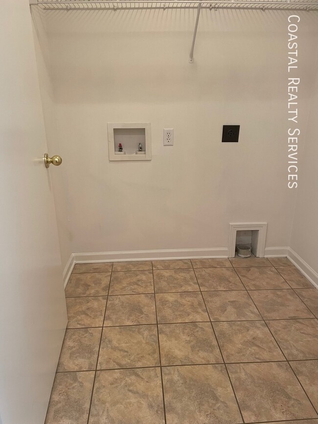 Building Photo - 879 Fairview Dr