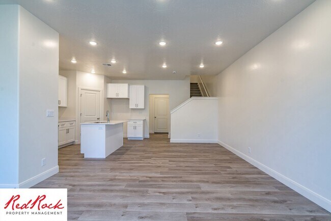 Building Photo - Stunning Spacious 3 Bedroom Unit