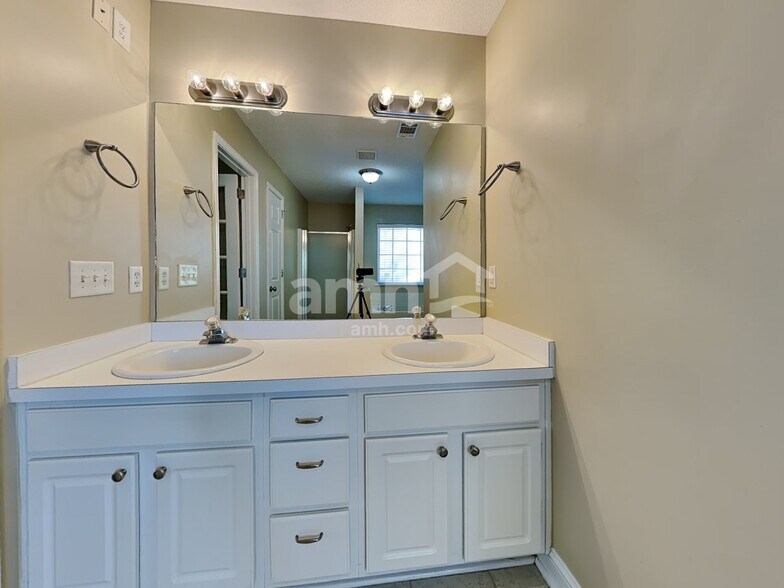 Building Photo - 738 Laurel Hill Cir