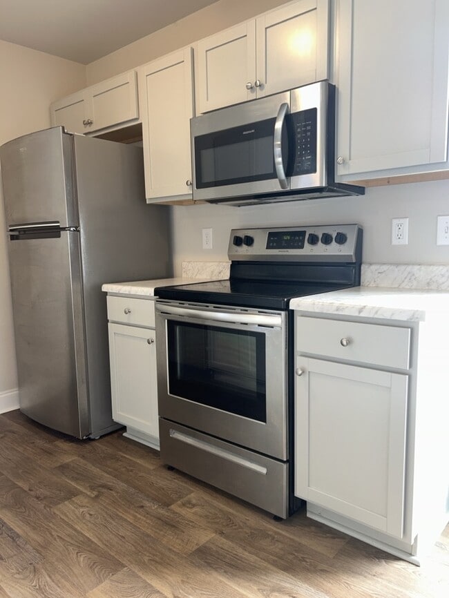 Building Photo - 2 Bedroom/1.5 bathroom