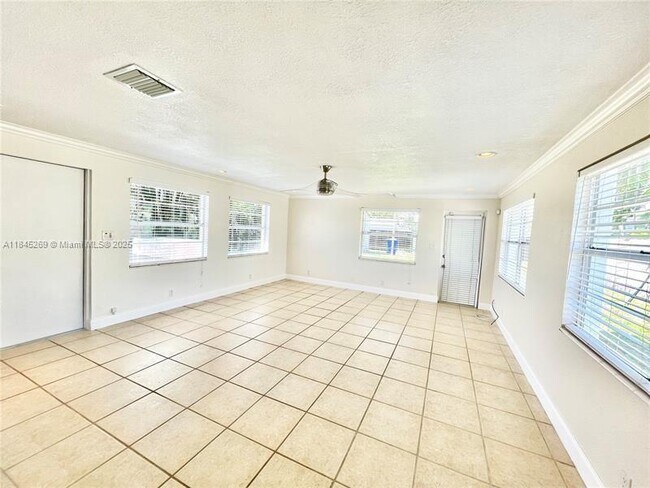 Building Photo - 1010 N 31st Ct