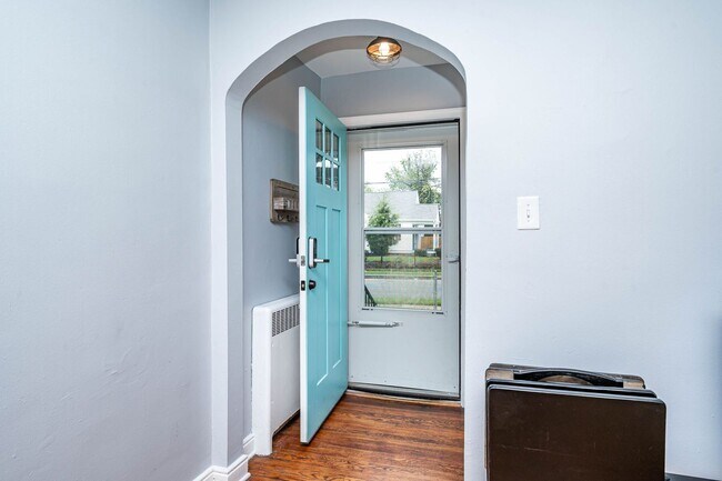 Building Photo - Charming 2-Bed, 1-Bath Home with All-inclu...