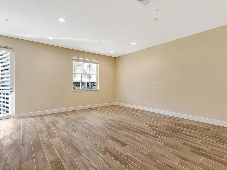 Building Photo - 1550 Limetree Bay Ave