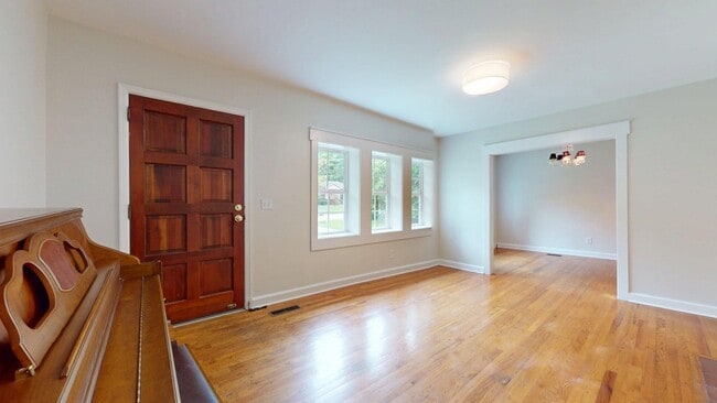 Building Photo - Super Cute Cottage 1 mile from Toomers Corner