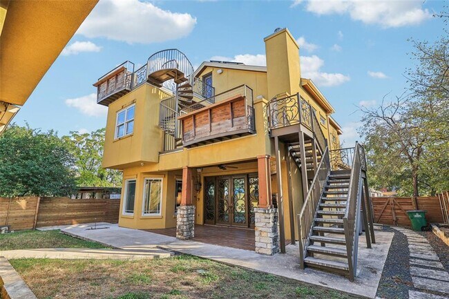Building Photo - Unique 5 Bedroom Mini-Mansion
