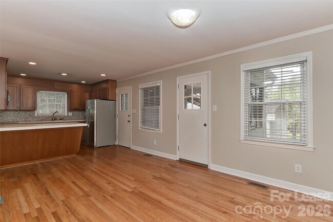 Building Photo - 420 Seneca Pl