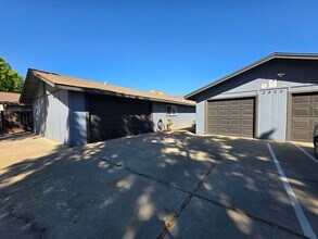 Building Photo - Gareth Ln - Triplex