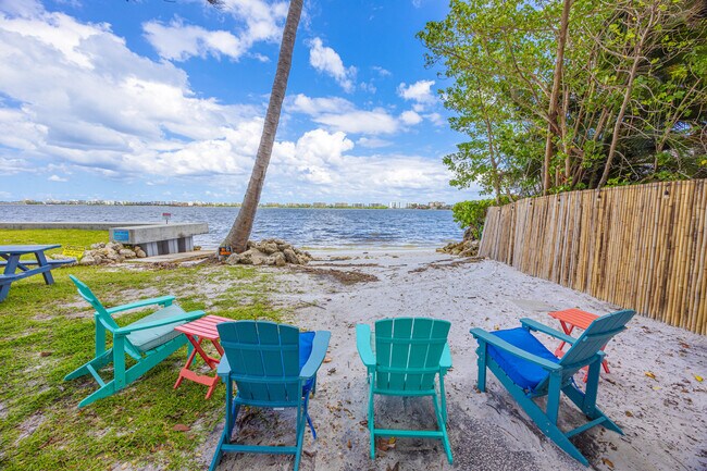 Building Photo - 1516 S Lakeside Dr