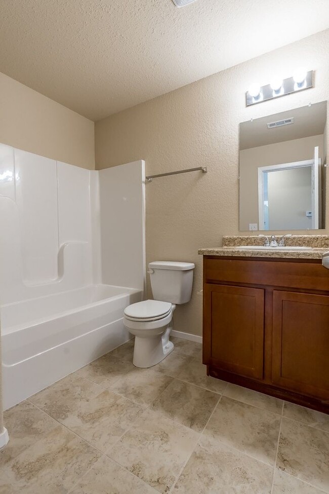 Building Photo - Beautiful 4 bedroom Home on Valley View Golf Course. HUGE Fenced Yard!