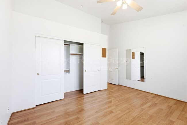 Building Photo - 7017 W Greenbriar Dr