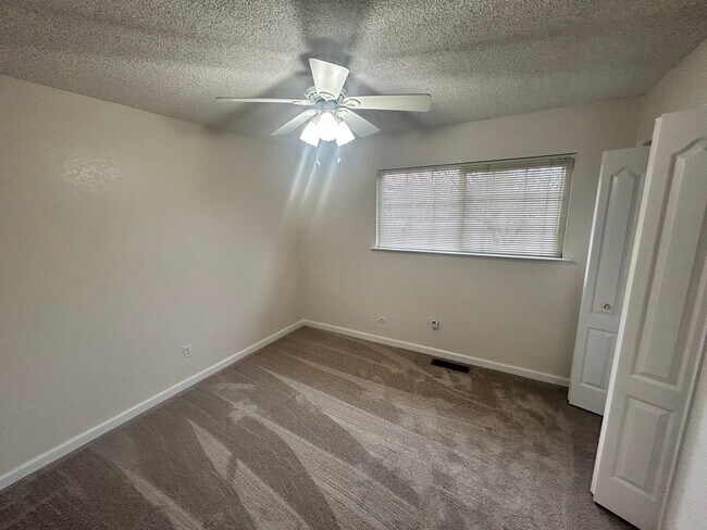 Building Photo - 4 Bedroom 2 bath in Oakdale Ca