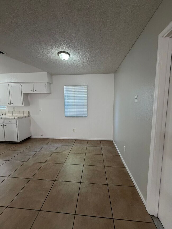 Building Photo - 657 E Sonora Ave