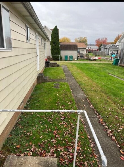 Building Photo - 400 W 7th St