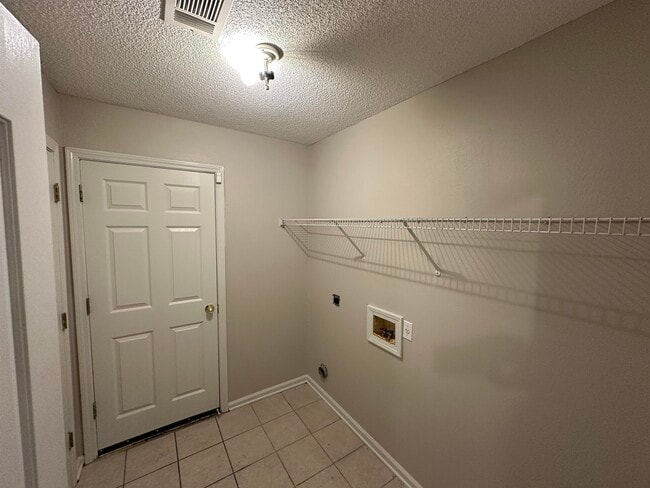 Building Photo - 5281 Jon Oak Dr