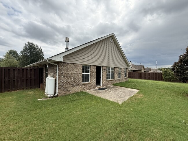 Building Photo - 211 High Green Dr