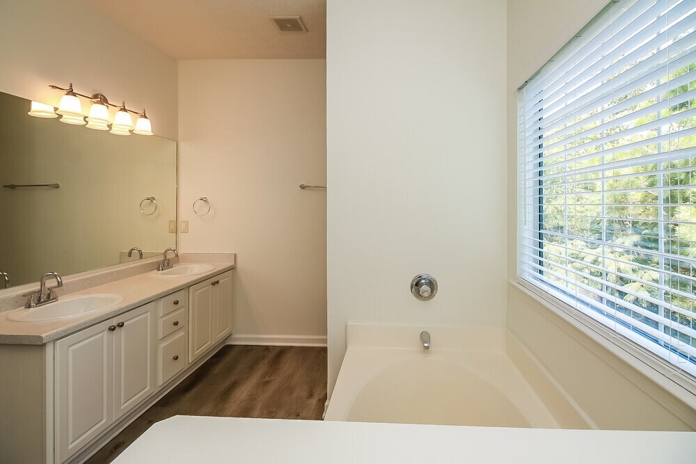 Building Photo - 4420 Roche St