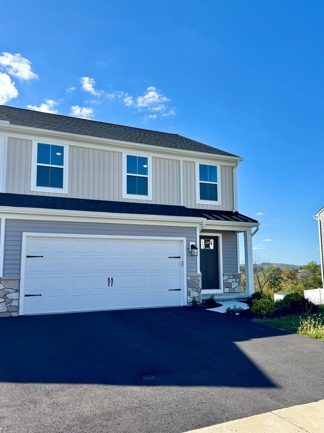 Building Photo - Newer Construction THREE BEDROOM/2.5 BATH ...