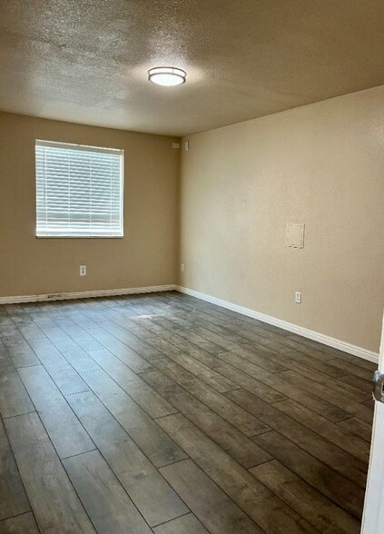 Building Photo - 742 150 S