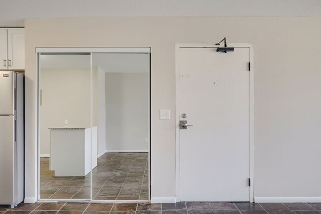 Building Photo - Remodeled Garden 2 bedroom