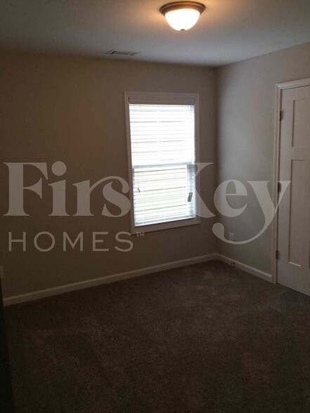 Building Photo - 18 E Newnan Rd
