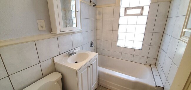 Building Photo - 74th