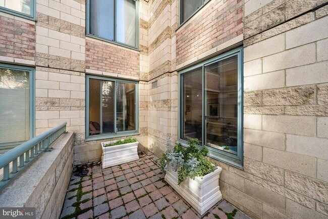 Building Photo - 851 N Glebe Rd