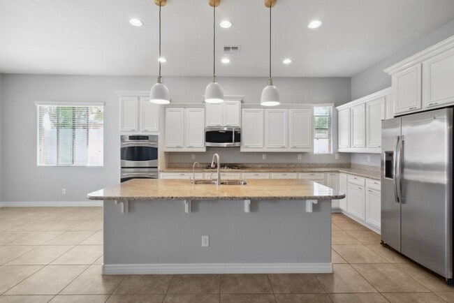 Building Photo - 4 Bedroom + Den Single Family in Peoria