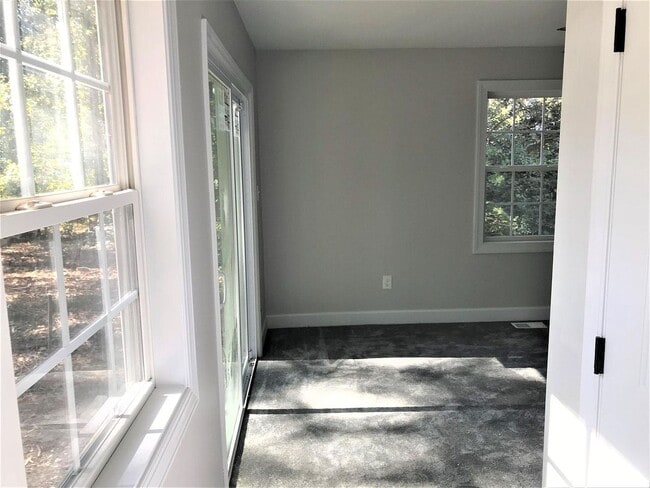 Building Photo - Room for Rent in 3 Bedroom Home at Webster St