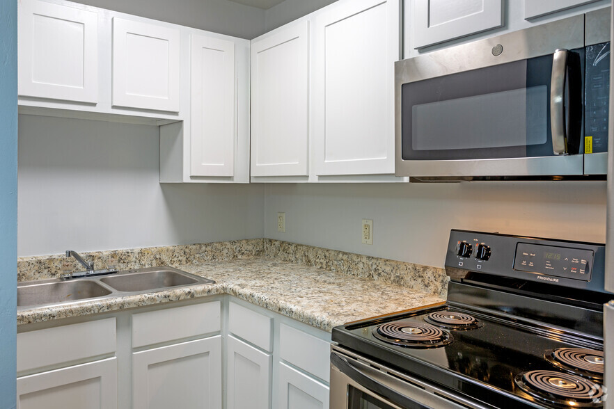 1BR, 1BA-500 SF, Kitchen, Renovated - Silver Leaf Apartments