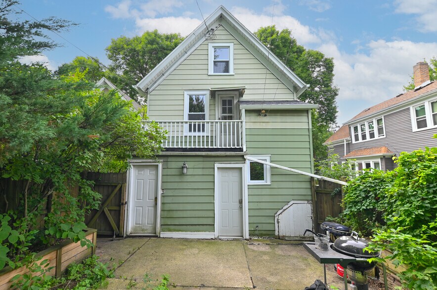 Building Photo - 2478 N Bartlett Ave
