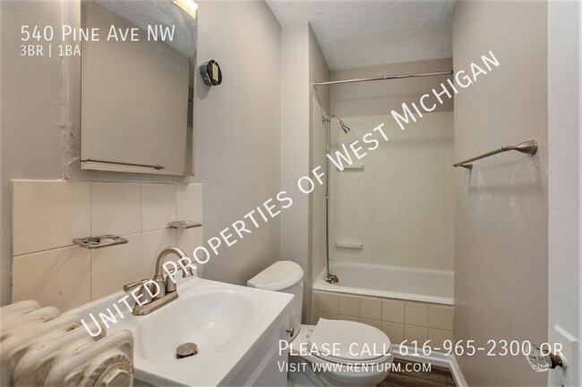 Building Photo - Available Now | 3 Bed 1 Bath Apartment in ...