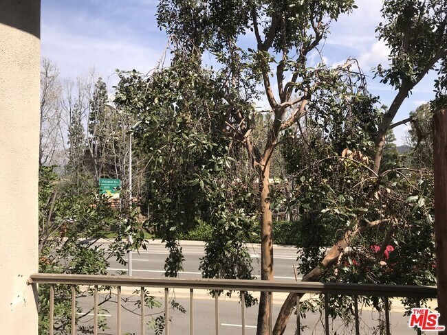 Building Photo - 4189 Vineland Ave