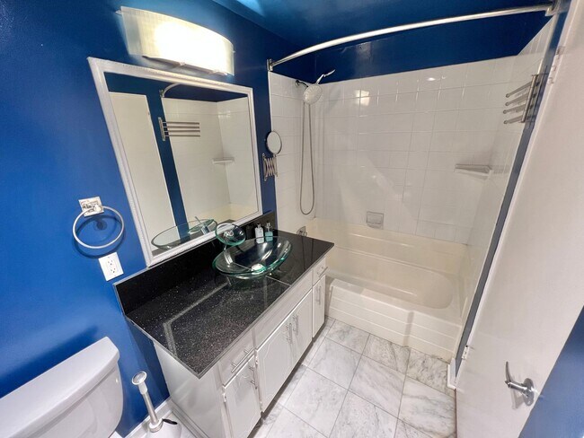 Building Photo - Modern 2 bedroom Gem Near Bixby Park | Private Balcony & Secured Parking