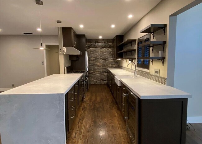 Building Photo - 349 Norumbega Dr